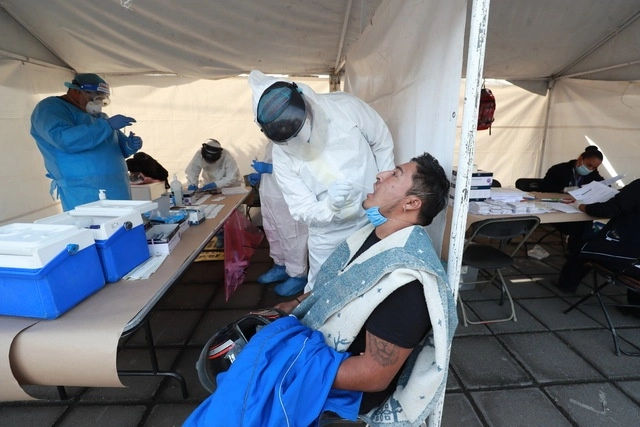 Durante las pruebas de detección de coronavirus en el Macro Quiosco de la Salud en Xochimilco, en imagen de archivo. Foto Luis Castillo