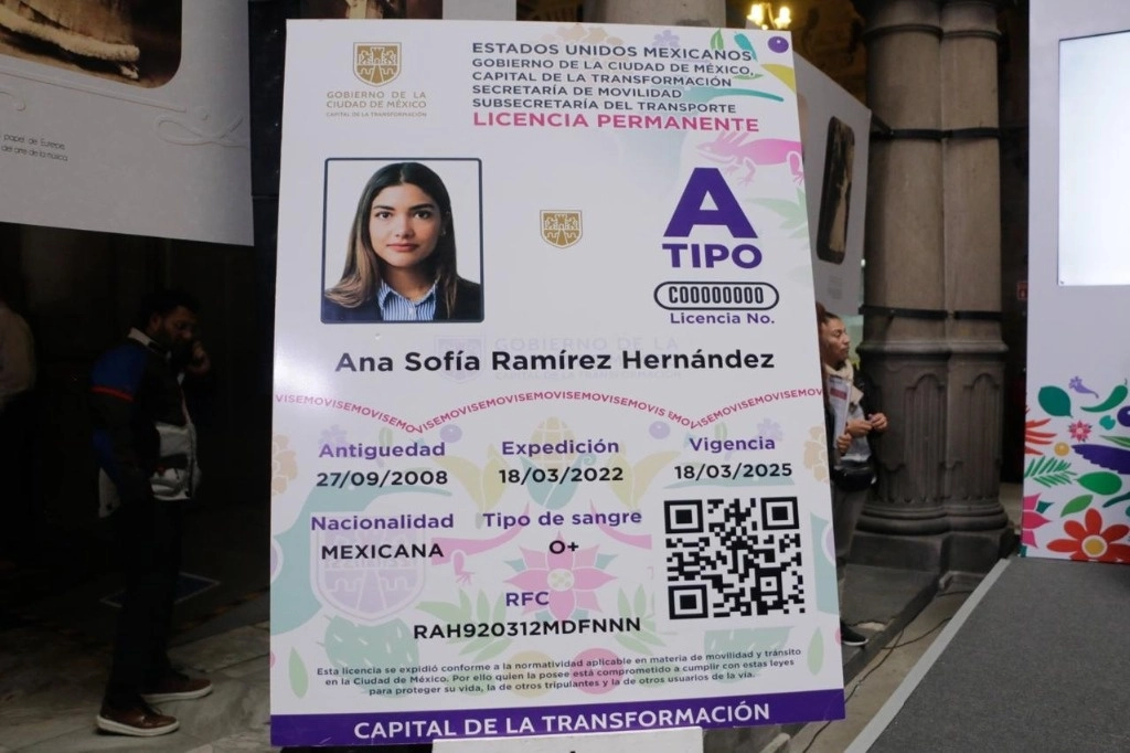 El prototipo que fue presentado ayer contiene la cromática de la nueva administración, aunque aún trae impresa la vigencia como las actuales, de tres años. Foto ‘La Jornada’