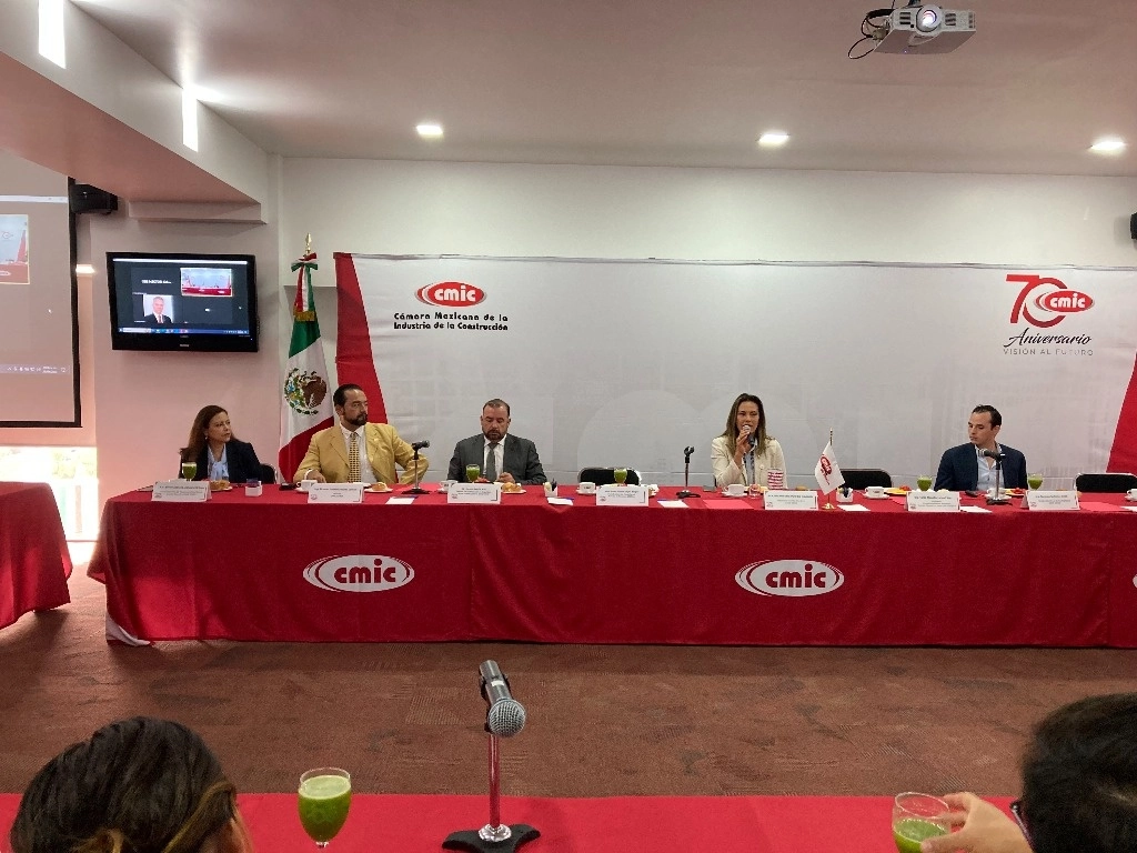 Durante el foro Reformas a la Ley de Residuos de la Construcción vigente a partir del 3 de abril en la Ciudad de México, organizado por Marcela Heredia Izquierdo, presidenta de la CMIC-CDMX. Foto Bertha Teresa Ramírez