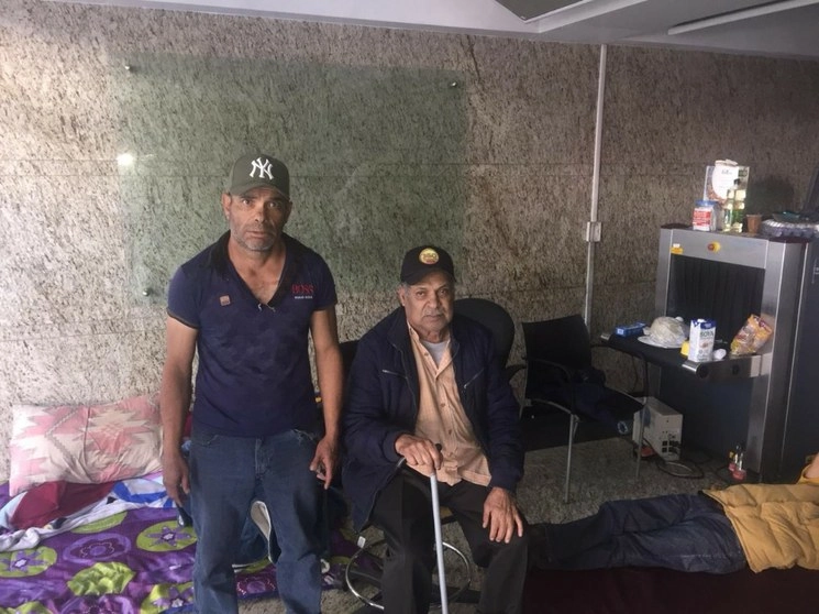 Carlos Vanda y seis familiares suyos se mantienen en la CEAV  para exigir que las autoridades del organismo les otorguen los apoyos que les corresponden, luego de haber sido víctimas de secuestro en el estado de Chihuahua. Foto Fernando Camacho 