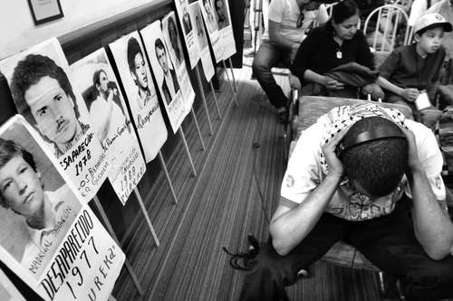 Imagen de archivo de una reunión de familiares de desaparecidos políticos durante la guerra sucia. Foto Francisco Olvera