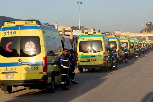 Ambulancias de la Media Luna Roja esperan a entrar a Rafah, desde la frontera egipcia, en imagen del 11 de diciembre pasado. Foto Afp 