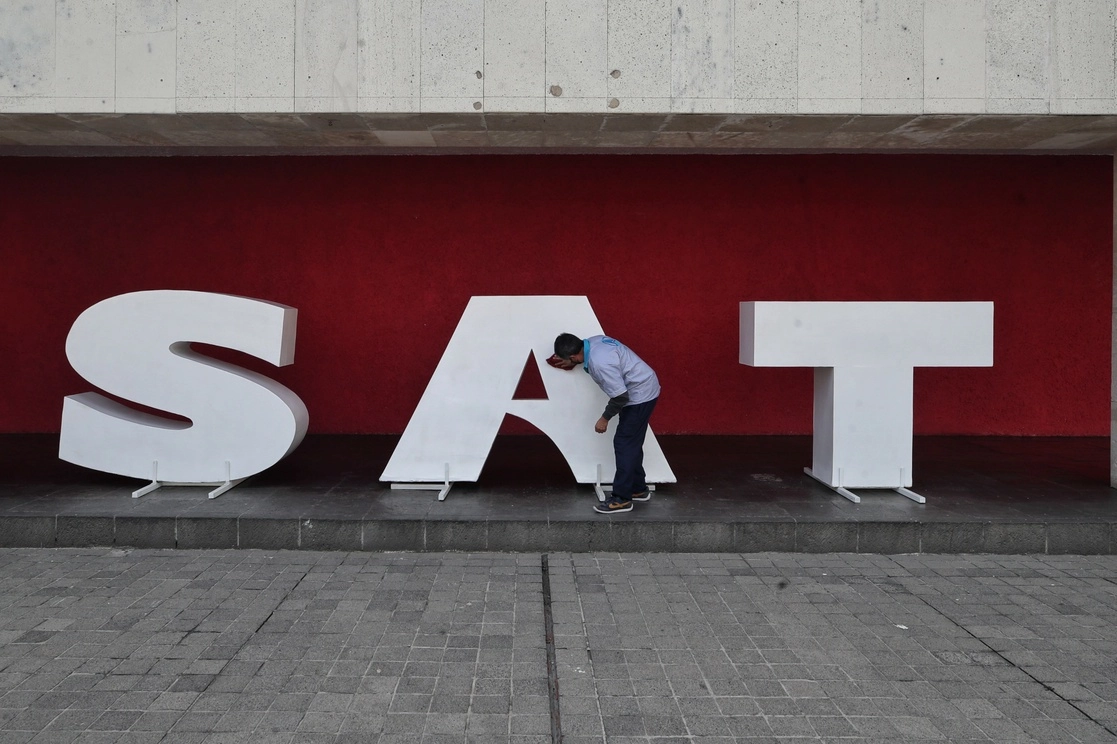 El Servicio de Administración Tributaria (SAT) exhibió que mientras los grandes contribuyentes representaron 50 por ciento de los ingresos vía recaudación en 2021, el año pasado su peso se redujo a 46 por ciento. Foto Marco Peláez / Archivo