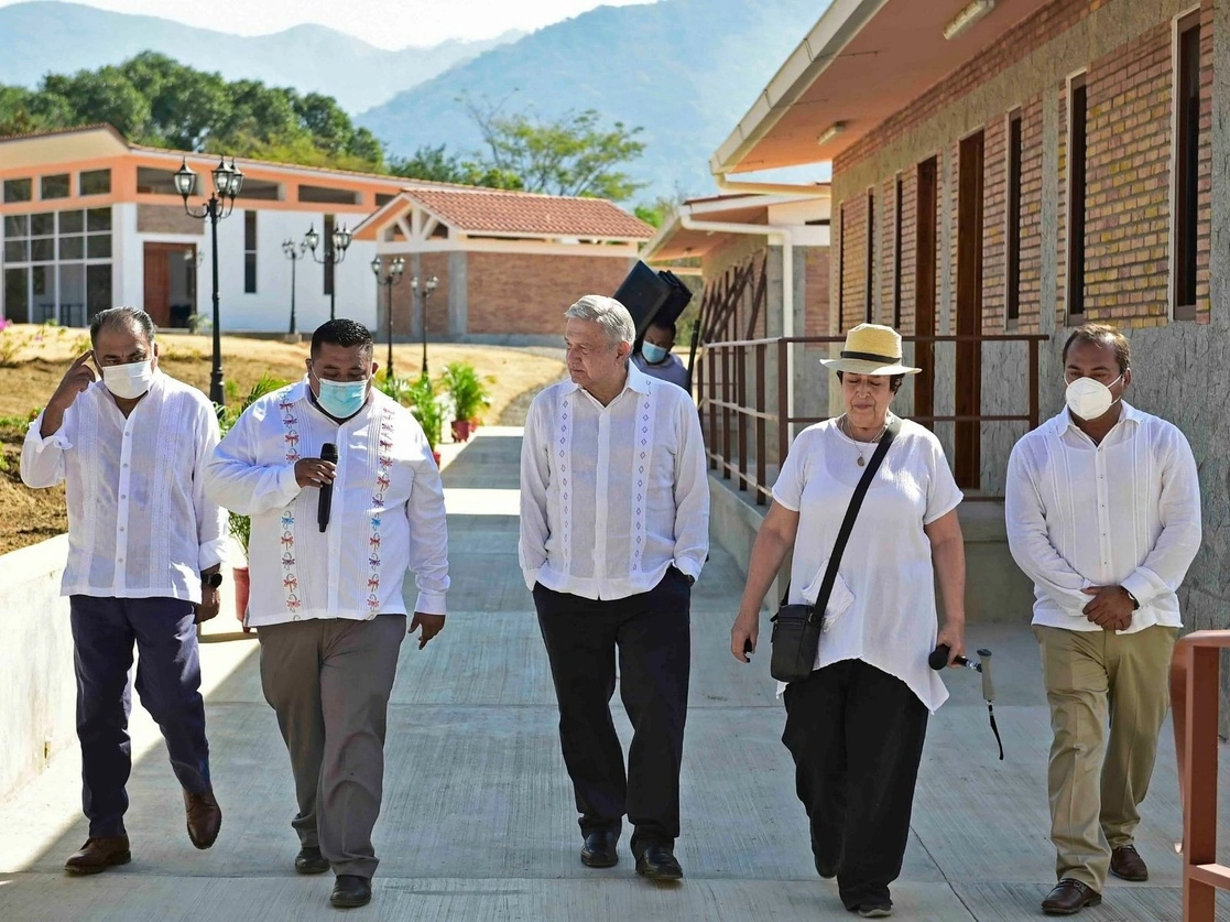 El presidente Andrés Ma­nuel López Obrador en la inau­gu­ra­ción, ayer, de la sede de la Uni­versidad para el Bienestar Benito Juárez García, en Juan R. Escobedo, Guerrero. Foto cortesía Presidencia