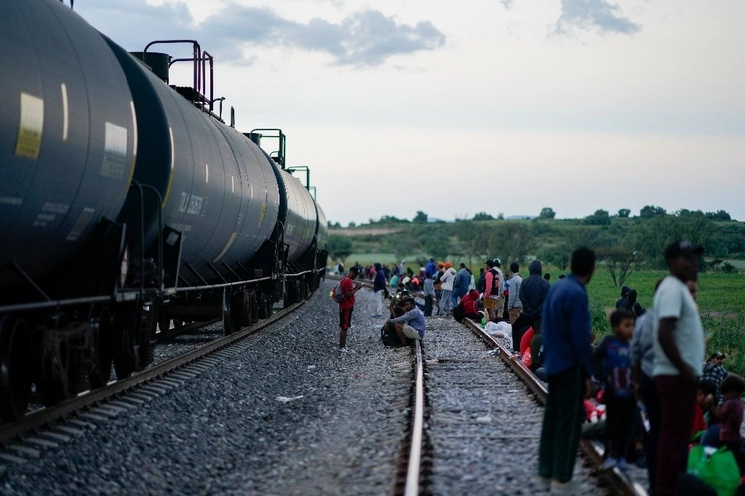 Ante la suspensión de trenes de Ferromex, cientos de migrantes quedaron varados en su camino hacia EU. Foto Ap