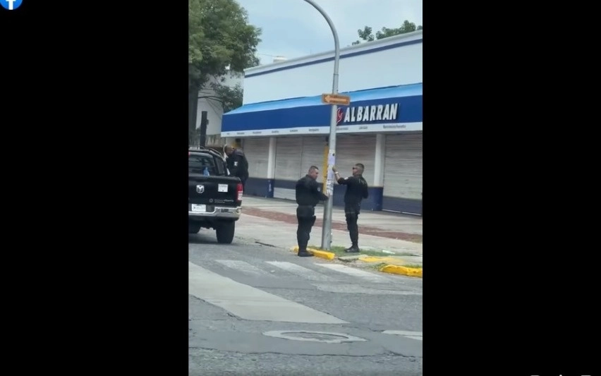 El fin de semana fue grabado un video en el cual se ve a policías estatales retirando cédulas de búsqueda de personas desaparecidas que habían sido pegados cerca de Casa Jalisco. Imagen tomada de la cuenta de Facebook del  colectivo Luz de Esperanza