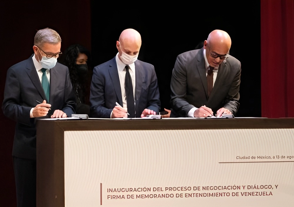 El presidente Andrés Manuel López Obrador celebró que existan acercamientos entre el gobierno y la oposición de Venezuela como medida de buscar una salida a partir del diálogo para las diferencias que han mantenido desde hace ya varios años. Foto Pablo Ramos / Archivo