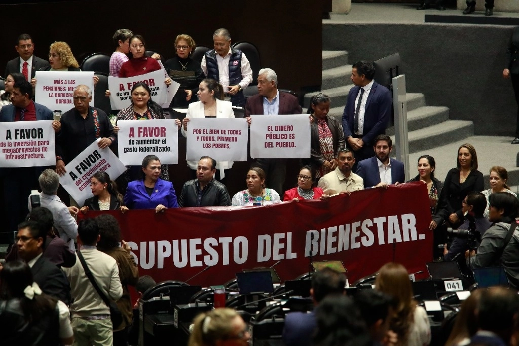 Diputados de Morena durante  la sesión de ayer lunes en San Lázaro en la que fue presentado el dictamen con el proyecto del presupuesto para egresos para 2024. Foto Luis Castillo 

