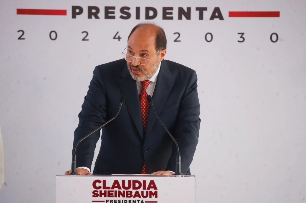 “Muy bueno Lázaro y muy buena la decisión de la presidenta electa. Lázaro tiene mucha experiencia, es parte de la historia. Es nieto del general Lázaro Cárdenas y es hijo del ingeniero Cuauhtémoc Cárdenas, precursor de este movimiento democrático. Es una gente con principios, honesto”, dijo el presidente López Obrador. Foto Cristina Rodríguez 