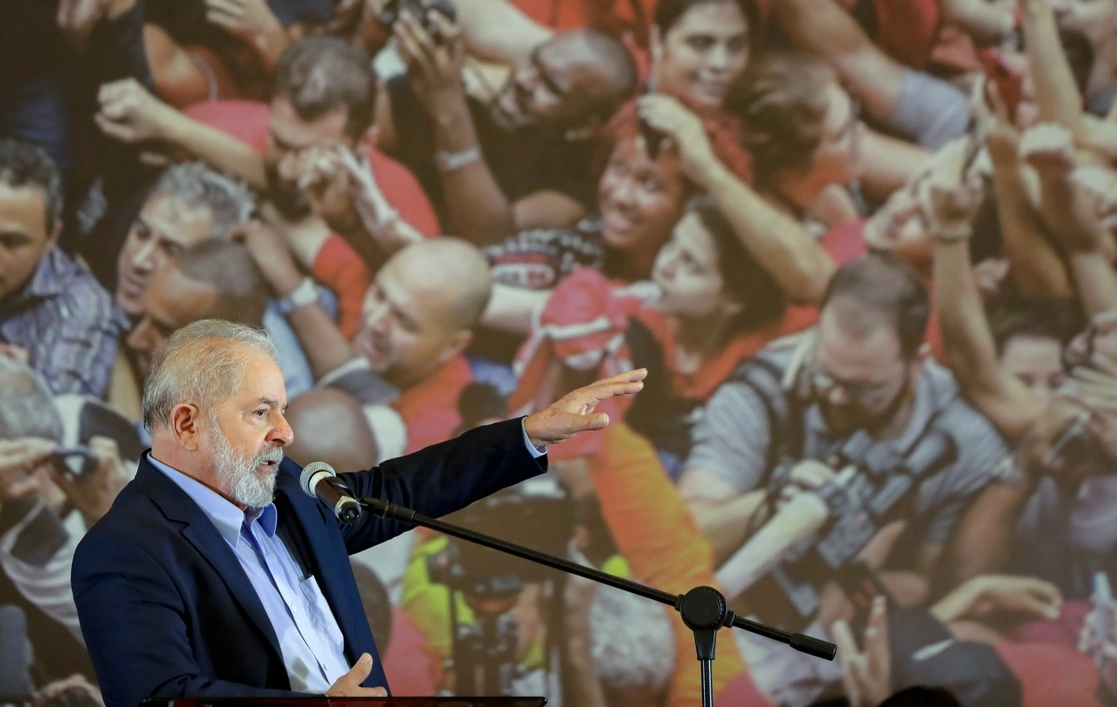 El expresidente brasileño Luiz Inácio Lula da Silva habla en la sede del Sindicato de Trabajadores Metalúrgicos en Sao Bernardo do Campo, en Sao Paulo, el pasado miércoles 10 de marzo, luego de que un juez anulara sus dos condenas por corrupción. Foto Ap