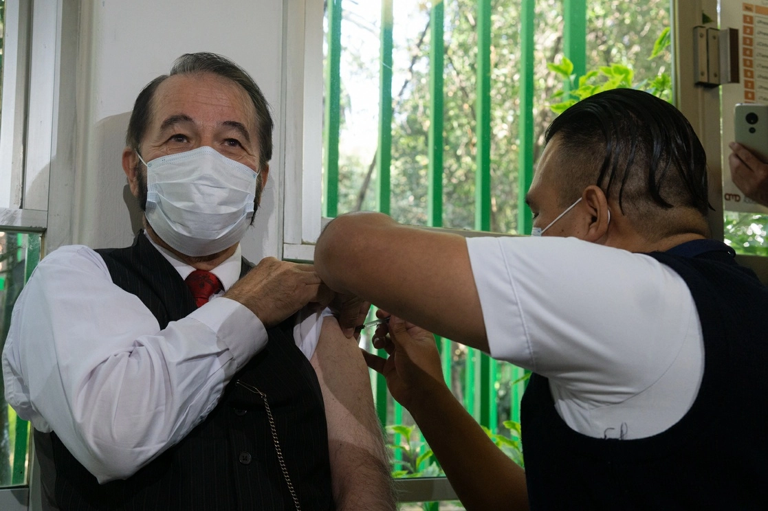 Vacunación contra el covid-19 en el Centro de Salud T-III "Dr. José María Rodríguez", en la alcaldía Cuauhtémoc, Ciudad de México, el 18 de abril de 2022. Foto Pablo Ramos