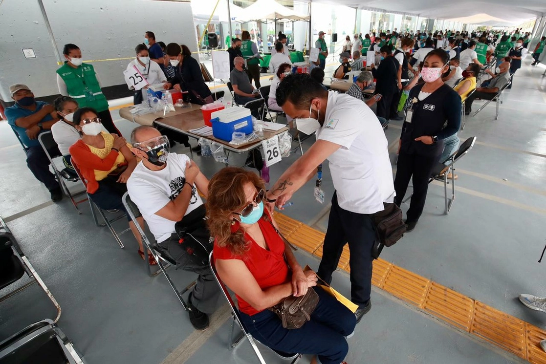 Adultos mayores reciben la vacuna contra Covid-19 en el módulo instalado en la Alberca Olímpica, en la alcaldía Benito Juárez, Ciudad de México, ayer 31 de marzo de 2021. Foto Luis Castillo