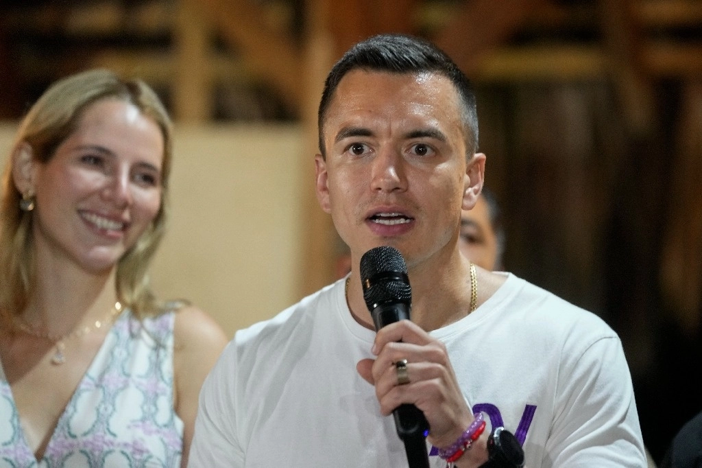 El candidato presidencial Daniel Noboa habla en Olon, Ecuador, el 15 de octubre de 2023. Foto Ap