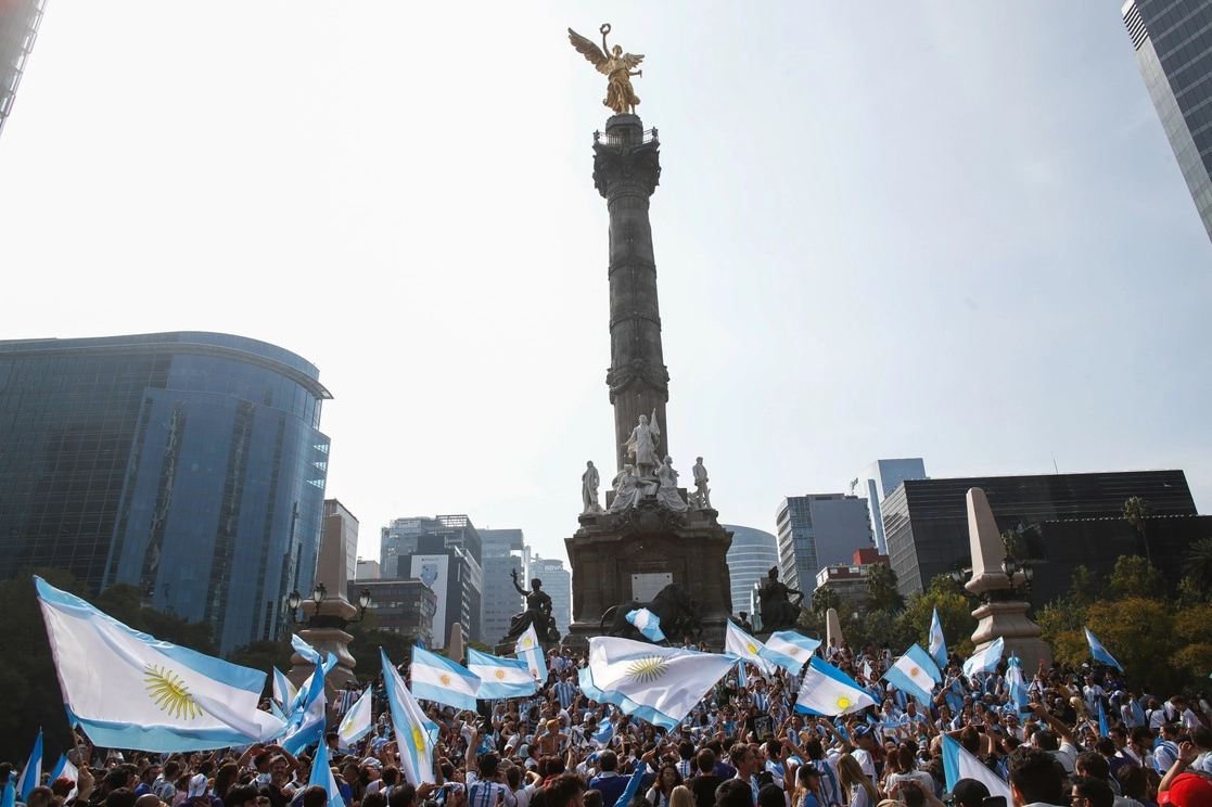 Cientos de argentinos festejaron en el Ángel de la Independencia, en la Ciudad de México. que su selección de futbol sea la campeona de la Copa del Mundo Qatar 2022, el 18 de diciembre de 2022. Foto Víctor Camacho