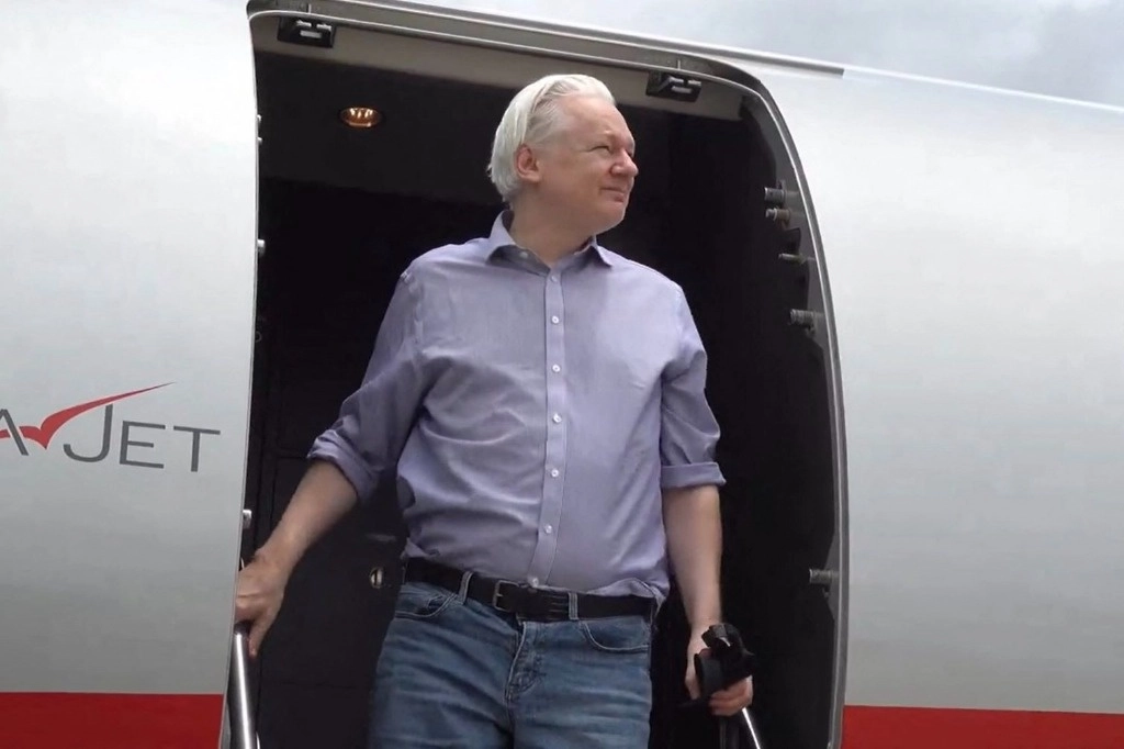Imagen cortesía de la cuenta de WikiLeaks en X publicada el 25 de junio de 2024 que muestra a Julian Assange, bajando de su vuelo desde Londres al llegar a Bangkok para hacer una escala en el Aeropuerto Internacional Don Mueang en la capital tailandesa. Foto AFP 