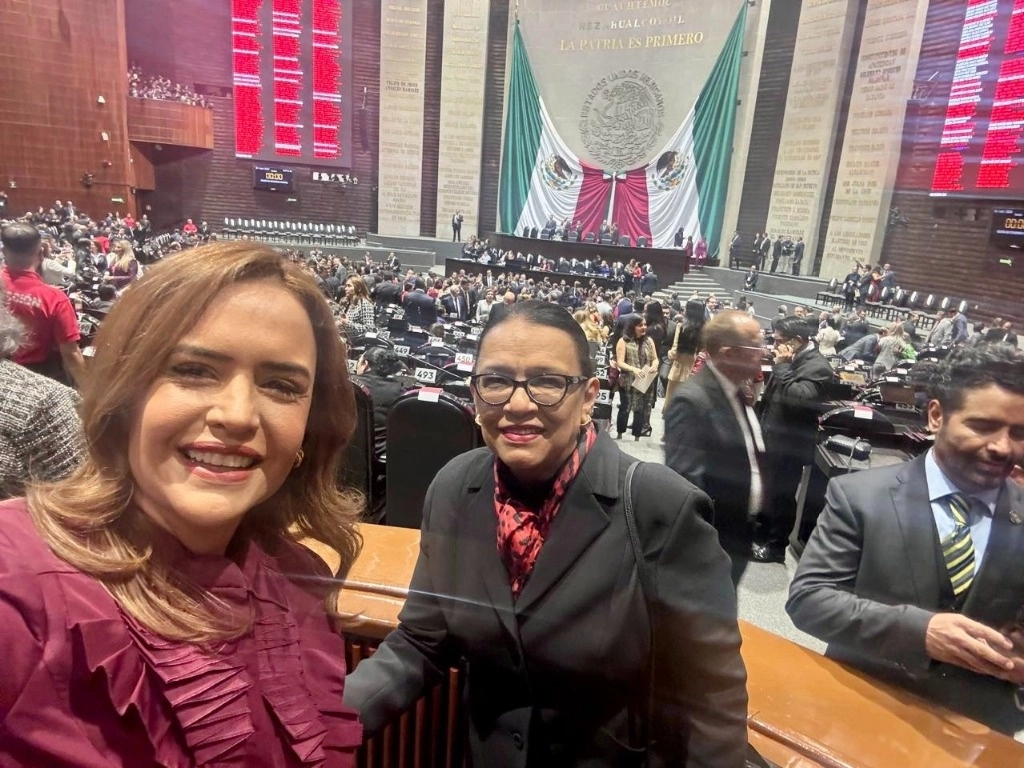 Clara Luz Flores fue designada directora general de Asociaciones Religiosas de la Secretaría de Gobernación. En la imagen, con la titular de la dependencia federal, Rosa Icela Rodríguez. Imagen tomada de https://x.com/claraluzflores
