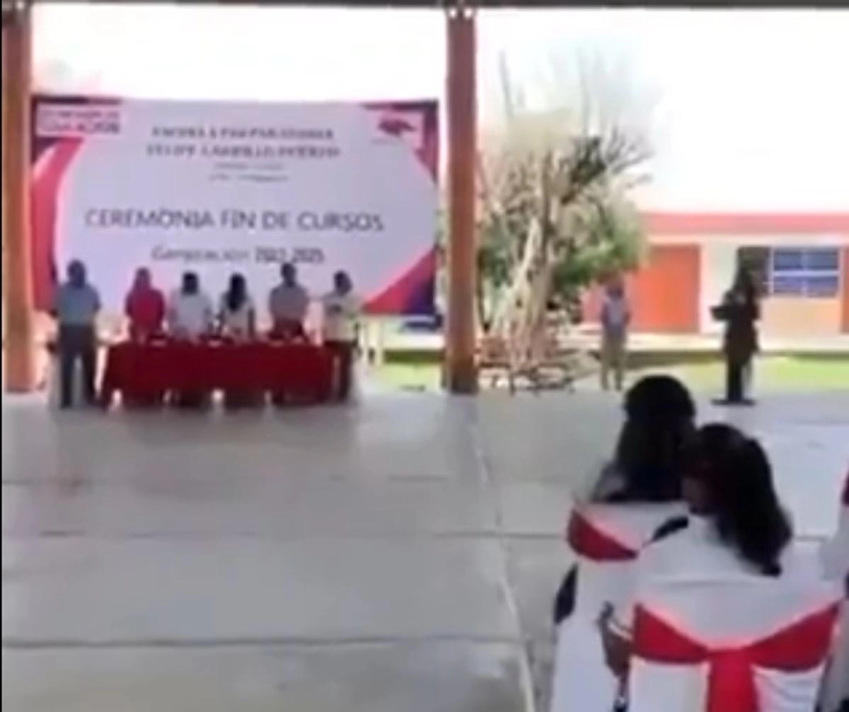 La alumna denunció el acoso por parte del maestro en la ceremonia de fin de cursos. Fotograma tomado de video compartido en 