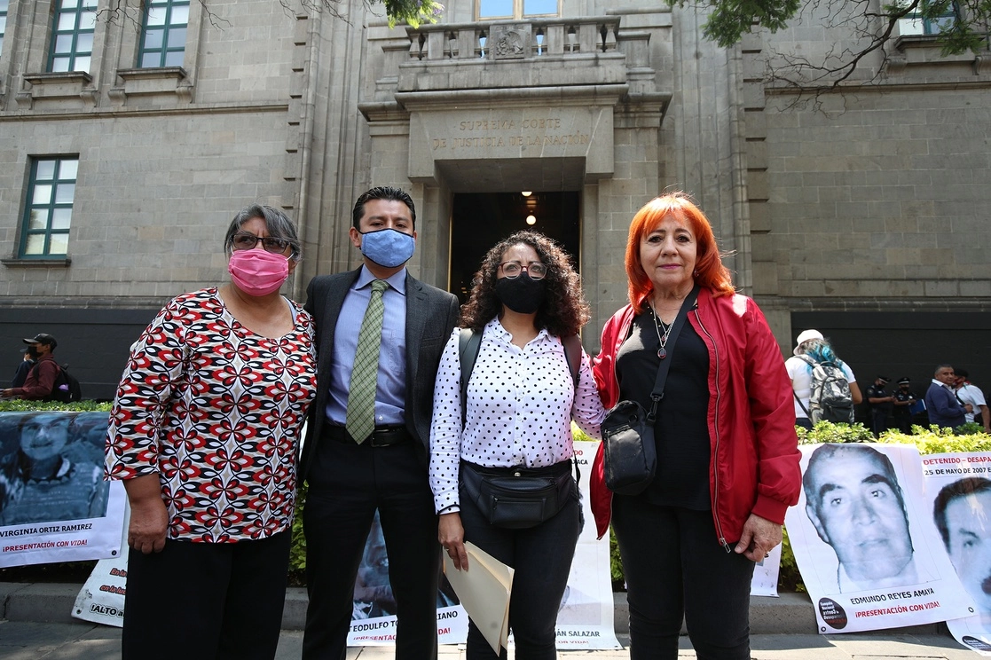 La presidenta de la CNDH, Rosario Piedra, con el aboado Sandino Rivero, Margarita Cruz Sánchez y Nadin Reyes Maldonado entregado un exhorto a la SCJN ante la dilación en el caso de Gabriel Cruz Sánchez y Edmundo Reyes, desaparecido, el 24 de mayo de 2022. Foto María Luisa Severiano
