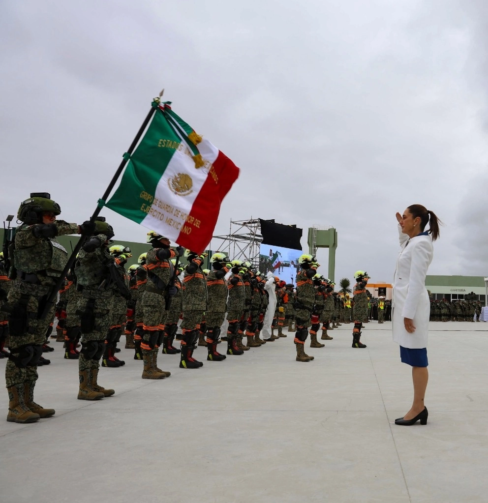 La jefa del Ejecutivo encabezó el acto conmemorativo en Cerralvo, Nuevo León. Llamó “defensoras de la paz y la seguridad de nuestro ciudadanos” a las fuerzas armadas; su lealtad, entrega y disciplina “son baluarte de la nación”, apuntó. Foto Presidencia