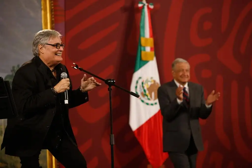 "Qué orgullo escucharlo con el presidente López Obrador en su mañanera", comentó el presidente cubano Miguel Díaz-Canel sobre la participación del trovador Amaury Pérez durante la conferencia matutina en Palacio Nacional, Ciudad de México, el 26 de julio de 2022. Foto Pablo Ramos



