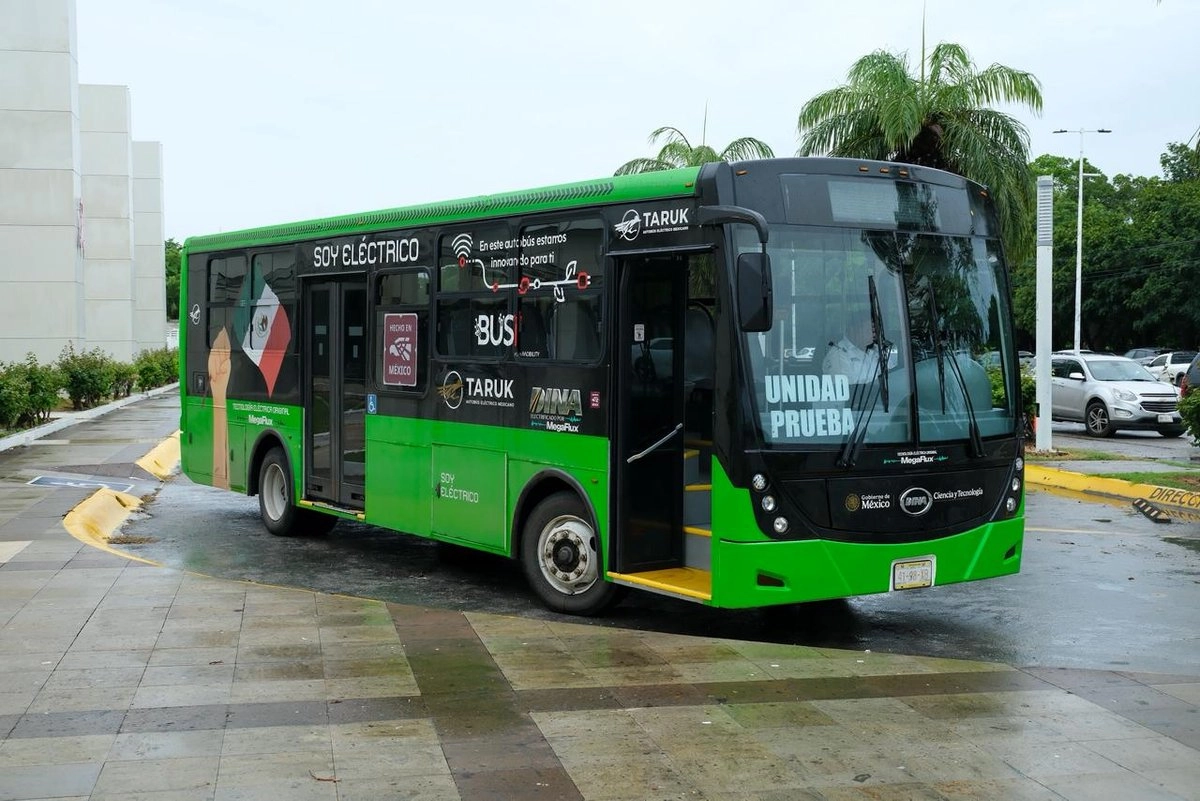El autobús Taruk está fabricado por las empresas MegaFlux, encargada del sistema de tracción eléctrico o tren motriz, y DINA, responsable del diseño y construcción del autobús. 
