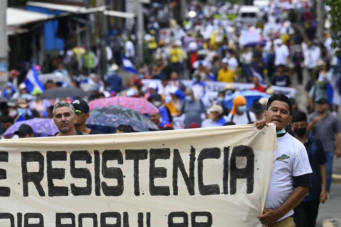 Opositores al gobierno en protesta durante la celebración de Independencia de El Salvador. Foto Afp