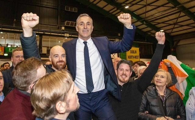 El Sinn Fein, el partido históricamente ligado al Ejército Republicano de Irlanda y su lucha armada por una Irlanda unida, consiguió el 24.5% de los votos. Foto Afp 