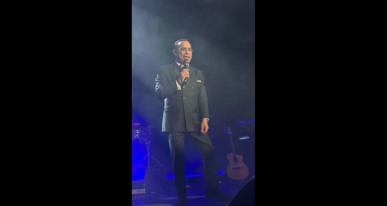 Gilberto Santa Rosa llevó a un viaje musical y multisensorial con sus éxitos. Captura de pantalla