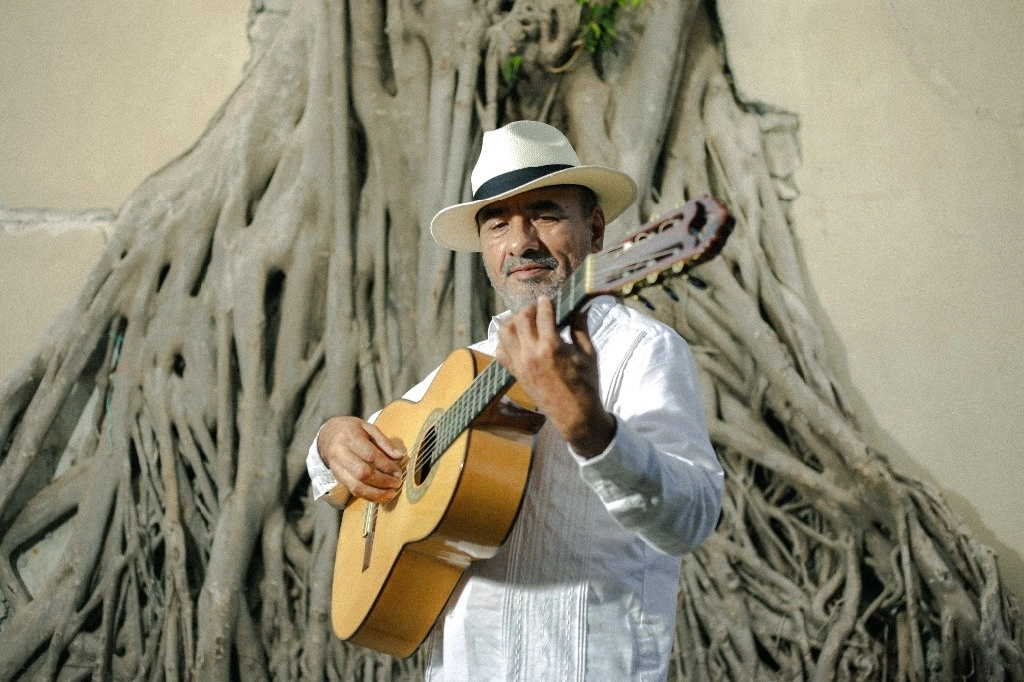 Gustavo López. Trova Contemporánea: Oaxaca, Raíz y Fruto será el domingo 22 de
septiembre a las 18 horas en el Teatro de la Ciudad Esperanza Iris, Donceles 36, Centro Histórico, Metro Allende. Foto cortesía de Francisco Ramos 