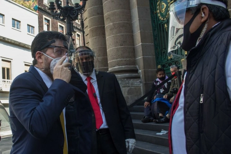 El diputado local Víctor Hugo Lobo llega al Congreso de la CDMX con careta y cubrebocas. Foto Cuartoscuro 