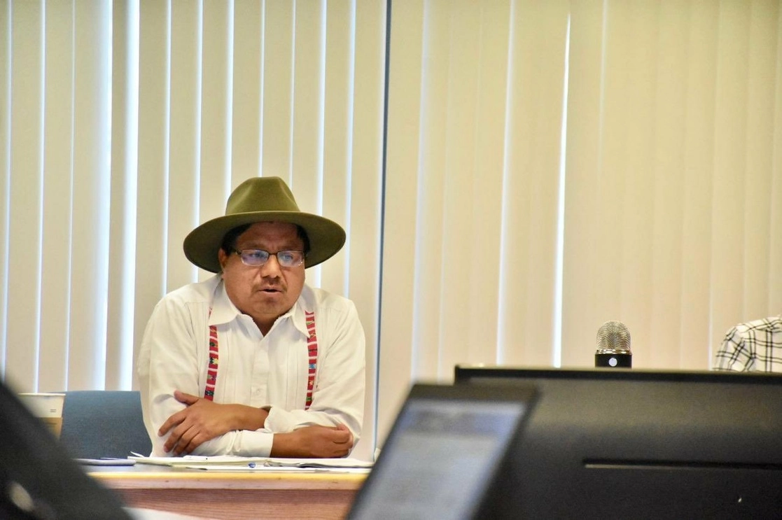 Adelfo Regino, titular del INPI durante una reunión. Foto tomada de la cuenta de Twitter @DEELAYUUK
