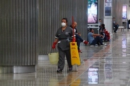 Personal de una empresa de limpieza en la terminal 1 del AICM. Foto Cristina Rodríguez