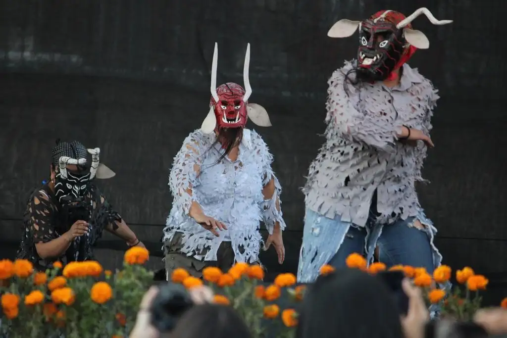El Grupo Ballet Folklórico Renacimiento Oaxaqueño Palacios se presentó en el escenario principal de la séptima edición de la Fiesta de las Culturas Indígenas, Pueblos y Barrios Originarios de la Ciudad de México, que se inició el jueves y concluirá el lunes. Foto cortesía del Gobierno de la CDMX