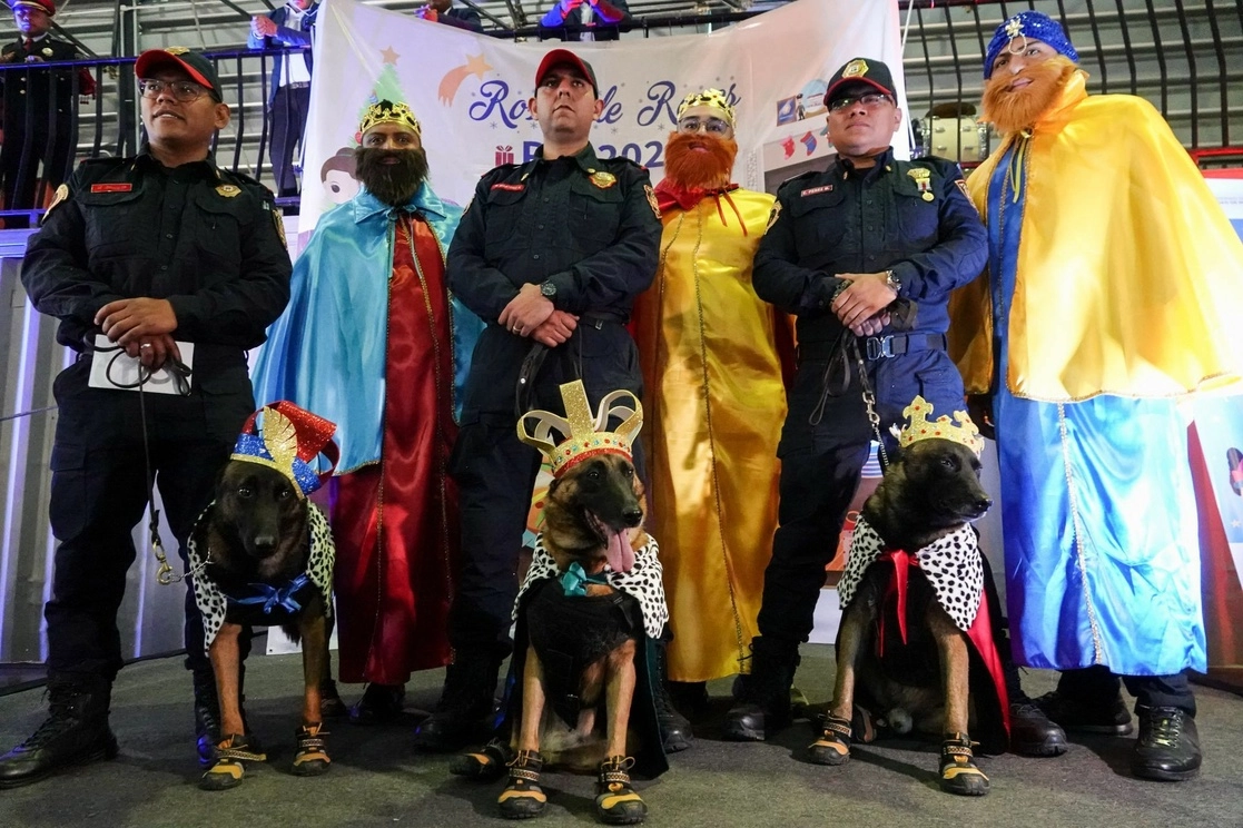 Elementos de la PBI posan con los Reyes Magos y con los tres caninos magos “Toshka, Héctor y Kratos” en el convivio con los PoliReyes, realizado en el Palacio de los Deportes, el 3 de enero de 2023. Foto Cuartoscuro