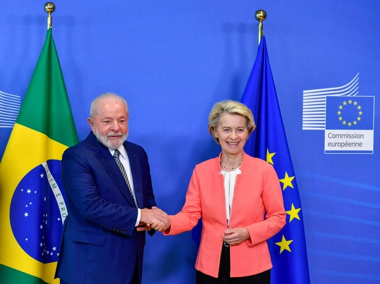 La presidenta de la Comisión Europea, Ursula von der Leyen, y el presidente brasileño Luis Inacio Lula da Silva, en Bruselas, el 17 de julio de 2023. Foto Ap 