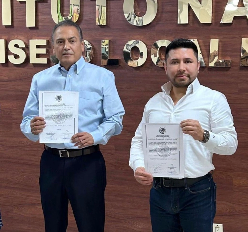 En senador electo del PRI Manlio Fabio Beltrones, recibió la constancia de mayoría que acredita su triunfo. Foto @MFBeltrones