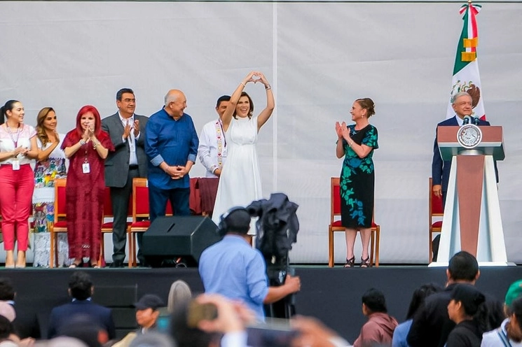 La gobernadora, Marina del Pilar  al momento de su presentación por el audio local. Foto La Jornada