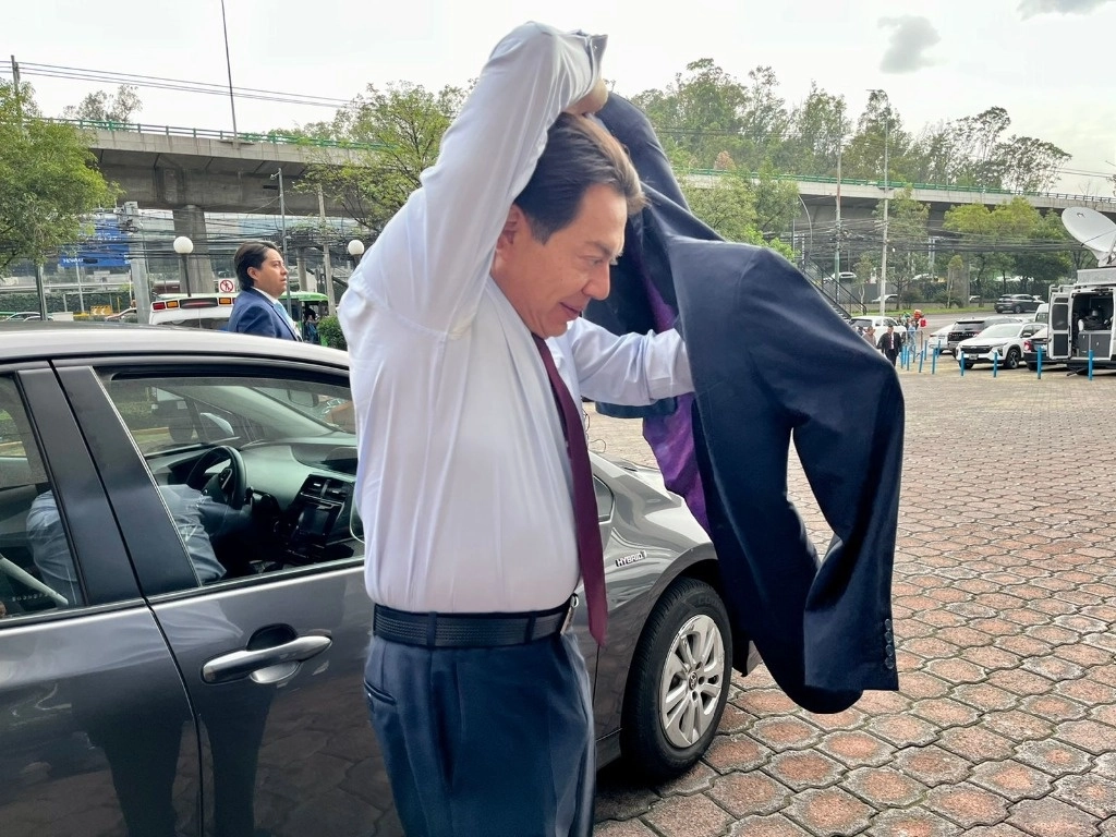 El presidente nacional de Morena, Mario Delgado, a su llegada a la reunión plenaria que se realizará en un hotel al sur de la Ciudad de México, el 28 de agosto de 2024. Foto Luis Castillo