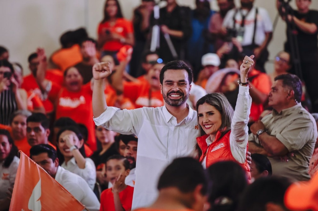 Máynez celebrates his lead to a college electoral simulation