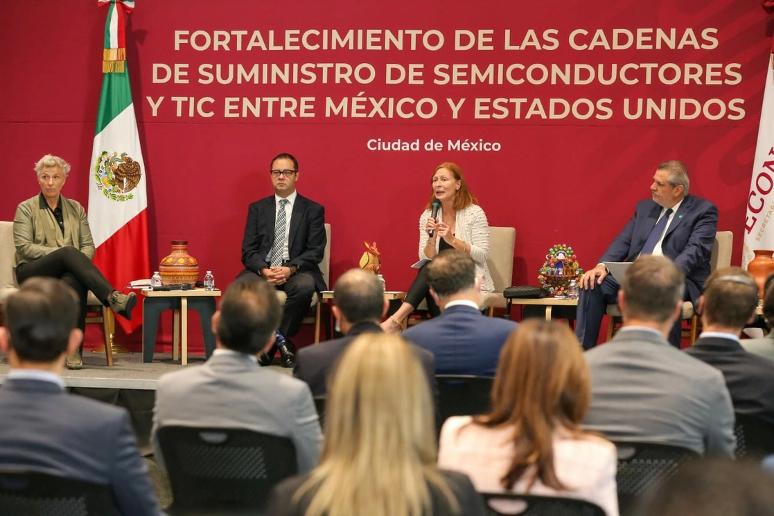 La secretaria de Economía, Tatiana Clouthier, celebró la aprobación en el Senado de Estados Unidos de una iniciativa para subsidiar la fabricación de autos eléctricos en toda América del Norte, el 9 de agosto de 2022. Foto tomada del Twitter de @SE_mx