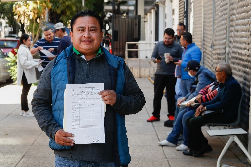 Interesados en participar en la elecciones de jueces y magistrados del Poder Judicial acudieron a realizar su registro. Foto Víctor Camacho