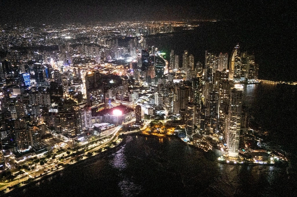 Una vista nocturna de la ciudad de Panamá. Foto Ap
