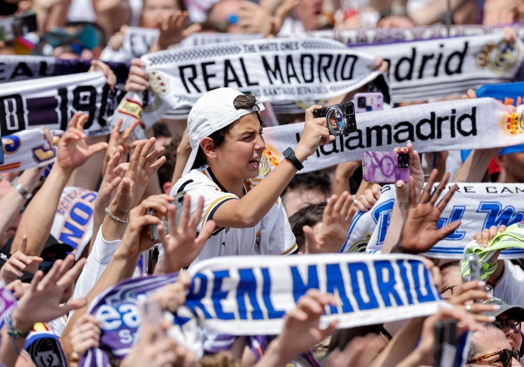 Celebración del Real Madrid después de ganar el título de la Liga española de 2024, en la plaza Cibeles de Madrid el 12 de mayo de 2024. Foto Afp