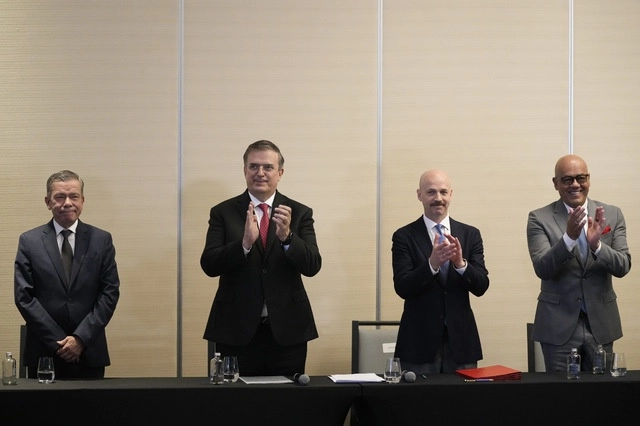 Representantes del gobierno de Venezuela y sus opositores se reunieron en México para dialogar sobre el conflicto político. Foto Ap