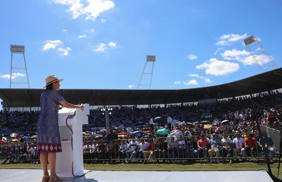 “En México ya no gobiernan unos cuantos, ya no se negocian los impuestos”, reiteró la presidenta Claudia Sheinbaum en La Paz, Baja California Sur. Foto 
