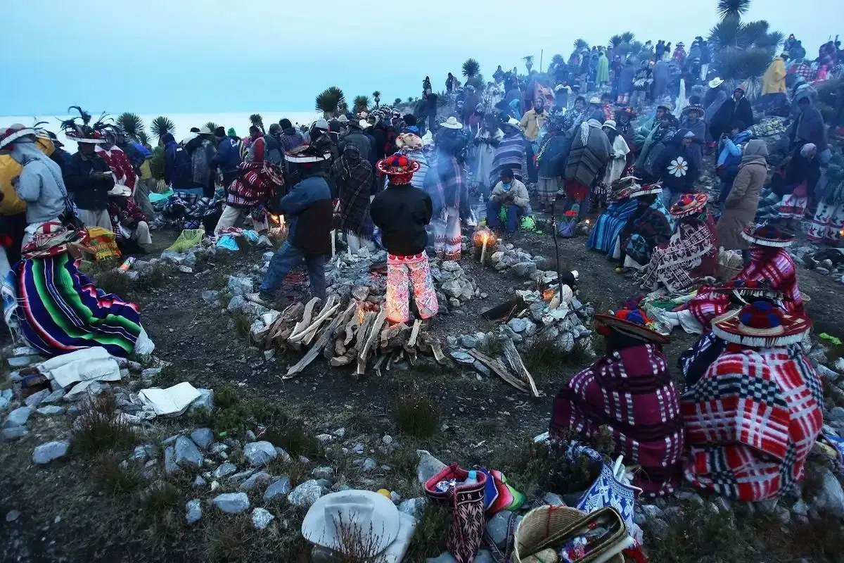 En imagen de archivo en febrero de 2012, una familia de la comunidad wixárika peregrina al cerro El Quemado, Real de Catorce San Luis Potosí, en febrero del 2012, para realizar una ceremonia donde todas las comunidades de esta etnia darían inicio a la defensa de wirikuta, lugar de trascendencia en la cosmogonía wixárika. Bajo esas montañas la empresa canadiense First Majestik Silver Corporation continua con la extracción de minerales lo que genera mas erosión y contaminación de la zona. 