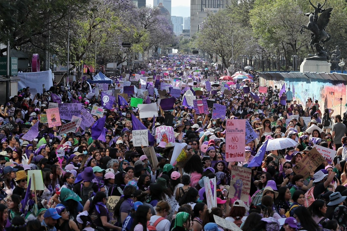 Mujeres participan en la marcha por 8M, en la Ciudad de México, el 8 de marzo de 2023. Foto Marco Peláez