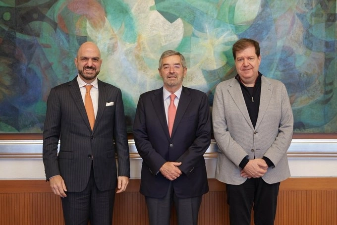 El canciller Juan Ramón de la Fuente (c) durante el encuentro con Daniel Karam, presidente del Centro Libanés (izq) y Elías Achar Levy, presidente del Comité Central de la Comunidad Judía en México (der). Foto SRE