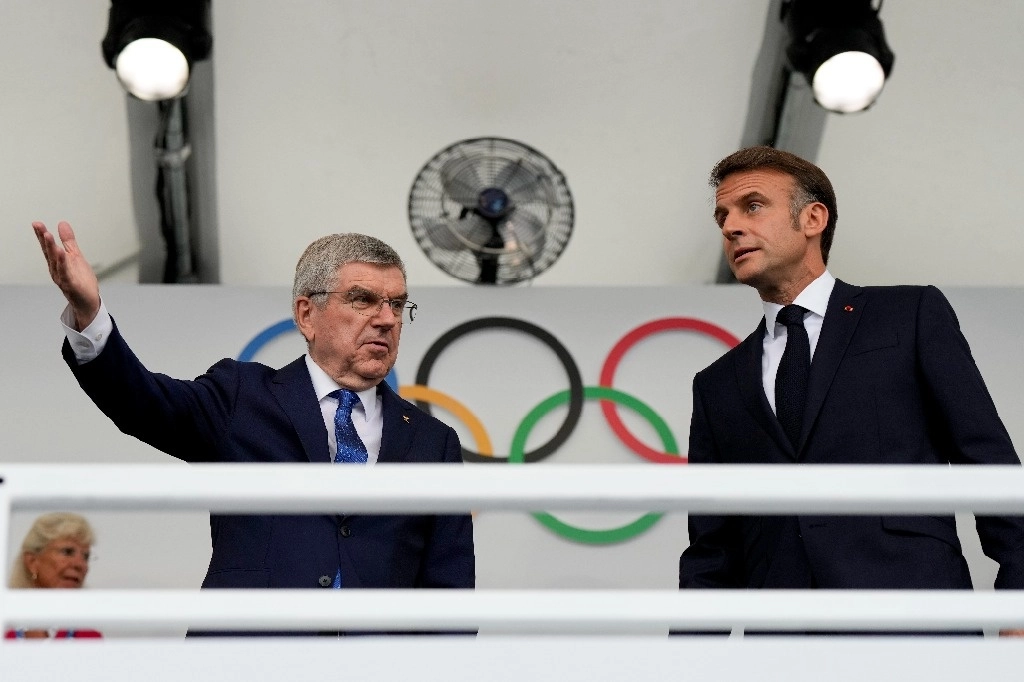 Thomas Bach, presidente del Comité Olímpico Internacional y Emmanuel Macron, presidente de Francia. Foto Ap