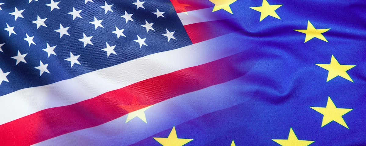 Imagen compuesta de las banderas de Estados Unidos y la Unión Europea. Foto